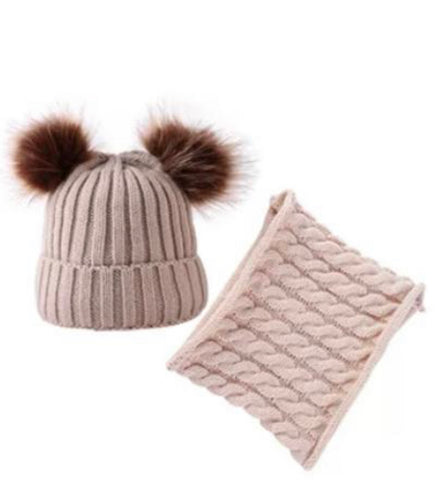 Double pompom with neck-roll